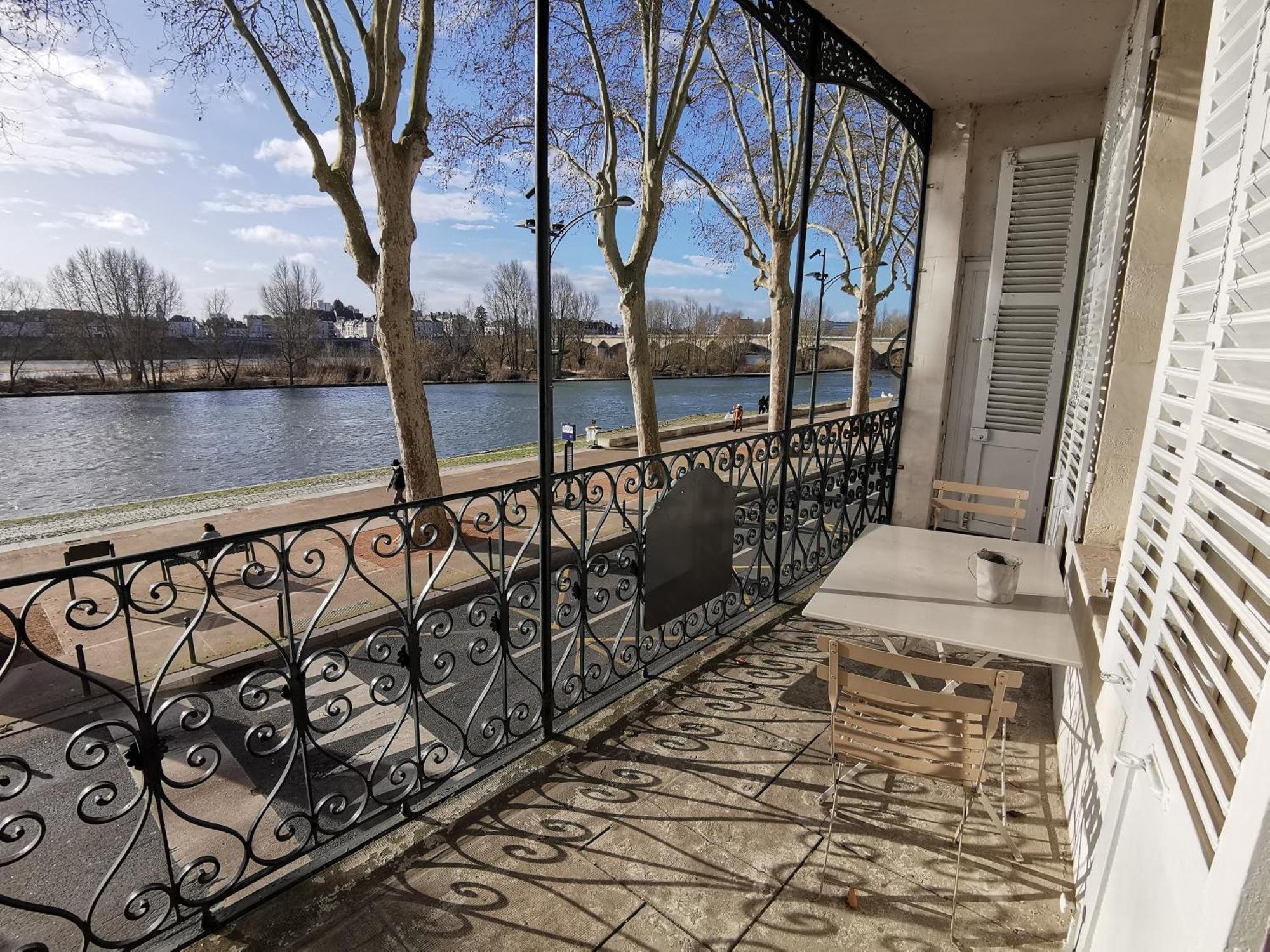 Les Oiseaux- Face Loire Quai Du Chatelet *